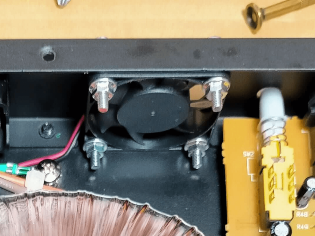 Classic Pro CP400に長尾製作所 RDL4010S（40×40×10mm）を短いボルトで固定した取り付け完了状態の内部写真。純正の20mm厚から10mm厚への薄型化に伴い短ボルトへ変更。静音ファン交換後の全体レイアウト確認