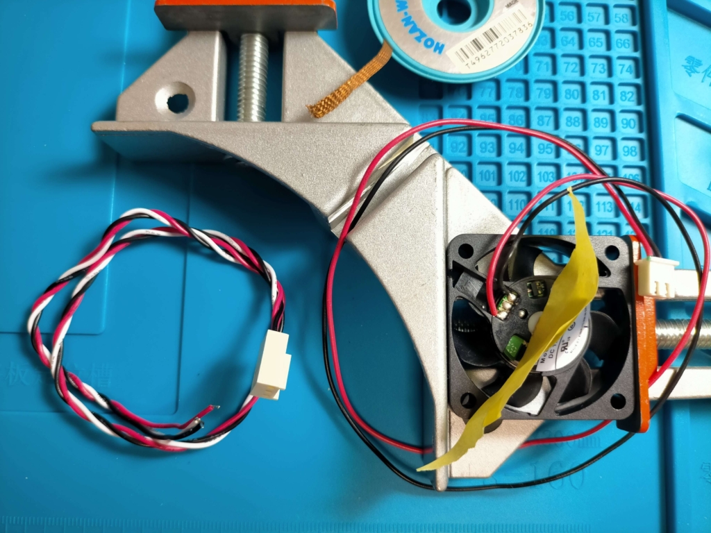 長尾製作所 RDL4010S静音ファンに元の純正ADDA AD0412HS-C50の2ピンファンコネクタをハンダ付けで移植した配線加工後の状態。赤（＋）・黒（－）の2線をアンプ側2ピンコネクタに適合させる作業完了