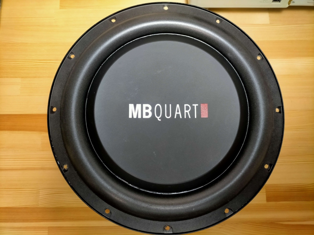 12インチサブウーファーユニット「MB QUART RLP 304」のコーン（振動板）面。DVC 4Ω＋4Ω・推奨容量21L（密閉型）・BRAiTH PL-027（実効容量25L）に搭載するユニット。薄型設計でBRAiTH PL-027の取付径270mmに適合