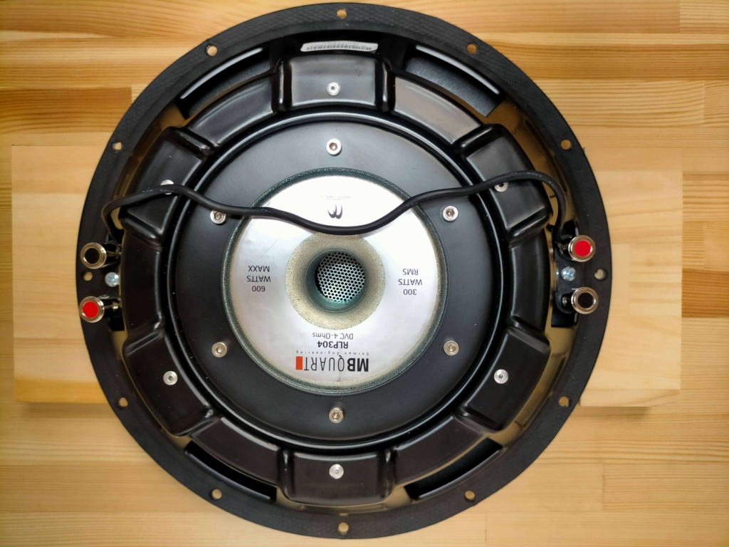 MB QUART RLP 304の裏面（マグネット・ボイスコイル端子側）。DVC（デュアルボイスコイル）4Ω＋4Ω構成で、直列接続8Ω（今回使用）または並列接続2Ω（カーオーディオでパワー最大化）の2通りの配線が可能