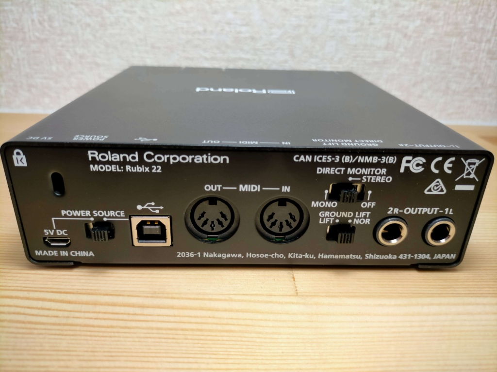 PCオーディオのオーディオインターフェース「Roland Rubix22」の背面出力端子（TRSフォン）。Behringer CX2310のINPUT CHANNEL 1（L）・INPUT CHANNEL 2（R）へTRSフォン⇔XLRオスのバランスケーブルで接続する起点