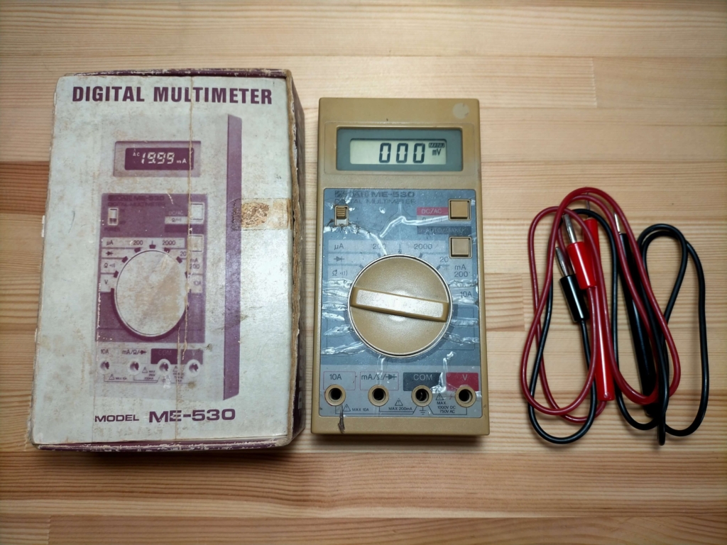 電流測定モードのまま家庭用100Vコンセントに誤接続して破損したデジタルマルチテスター「SOAR ME-530」の外観。電源は入るが電圧測定・導通チェックが一切反応しなくなった状態