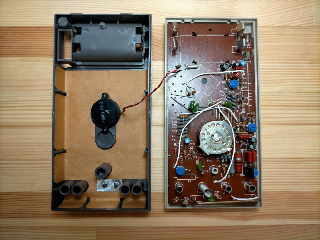 SOAR ME-530デジタルマルチテスターの裏ブタを開けて内部基板・ヒューズ（0.2A）・スピーカーが見える状態。0.2A保護ヒューズは切れておらず、基板パターンの焼損が故障箇所と判明