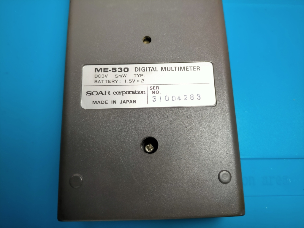 SOAR ME-530デジタルマルチテスターの裏ブタ固定ネジを外している分解作業。電池を抜いた後にネジを外し裏ブタを開ける。スピーカー（ブザー）の配線に注意が必要
