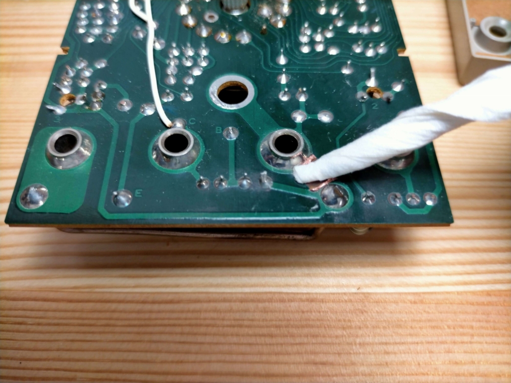 SOAR ME-530テスター基板の焼損・炭化した銅箔パターン部分を清掃している修理作業。炭化物を除去してはんだ付けによる回路修復の前処理工程