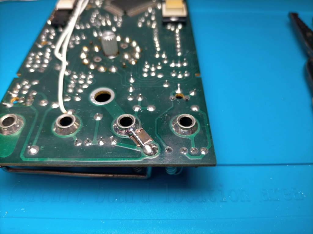 SOAR ME-530テスター基板の焼損した銅箔パターンをより線でブリッジしてはんだ付けし回路を修復した完了状態。この修理によりテスターの電圧測定・導通チェック機能が復活