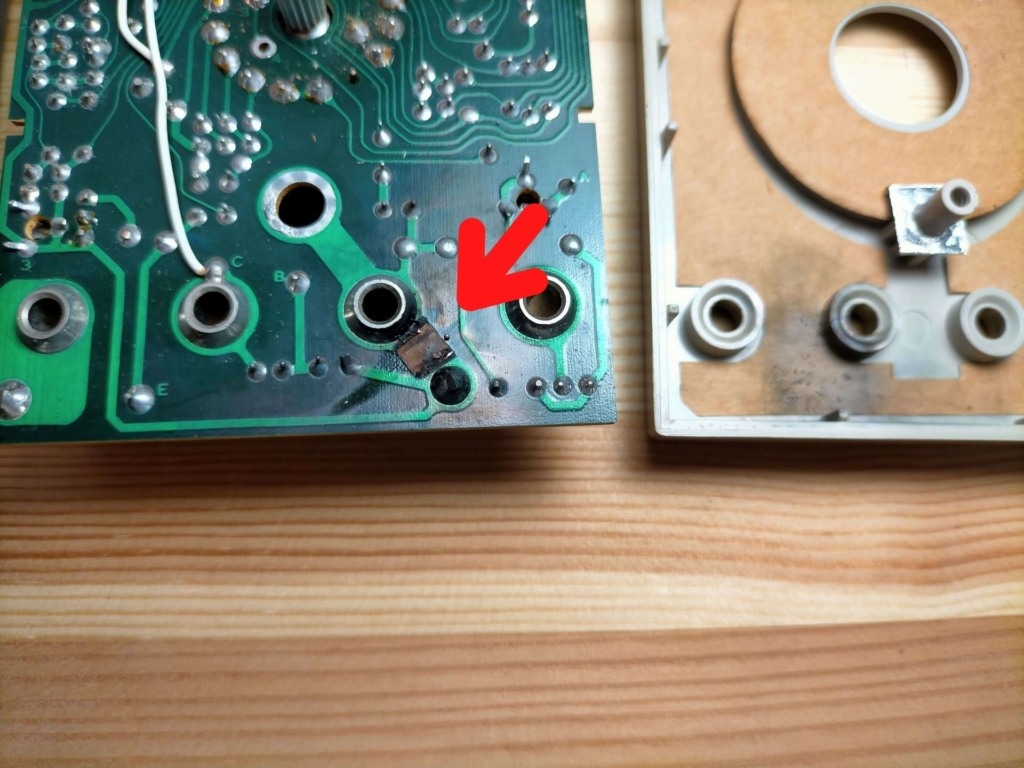 SOAR ME-530デジタルマルチテスター基板上の銅箔パターンが100V誤接続による過電流で焼損・断線した状態のクローズアップ。ヒューズより先に基板パターンが焼き切れた典型的なテスター破損事例