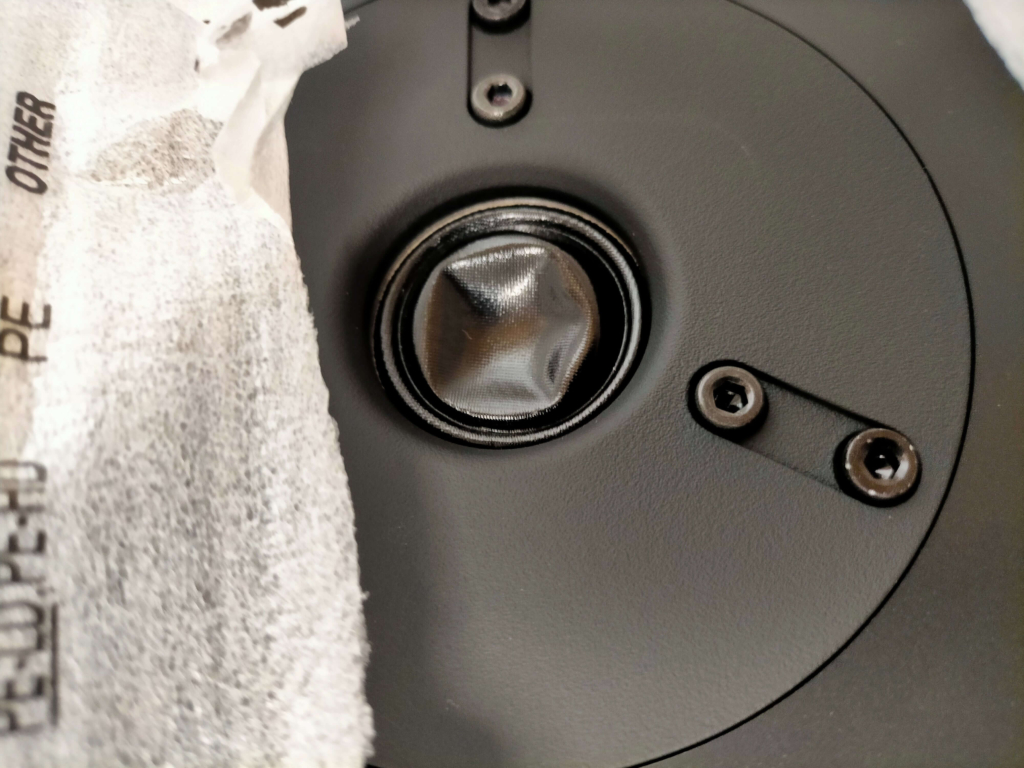 YAMAHA NS-BP200の3cmソフトドーム型トゥイーター（ツィーター）がベッコリと凹んだ修理前のクローズアップ。Amazonアウトレット「コンディション：非常に良い」で届いたにもかかわらず振動板が陥没した状態。マスキングテープで吸引修理するSTEP1開始前