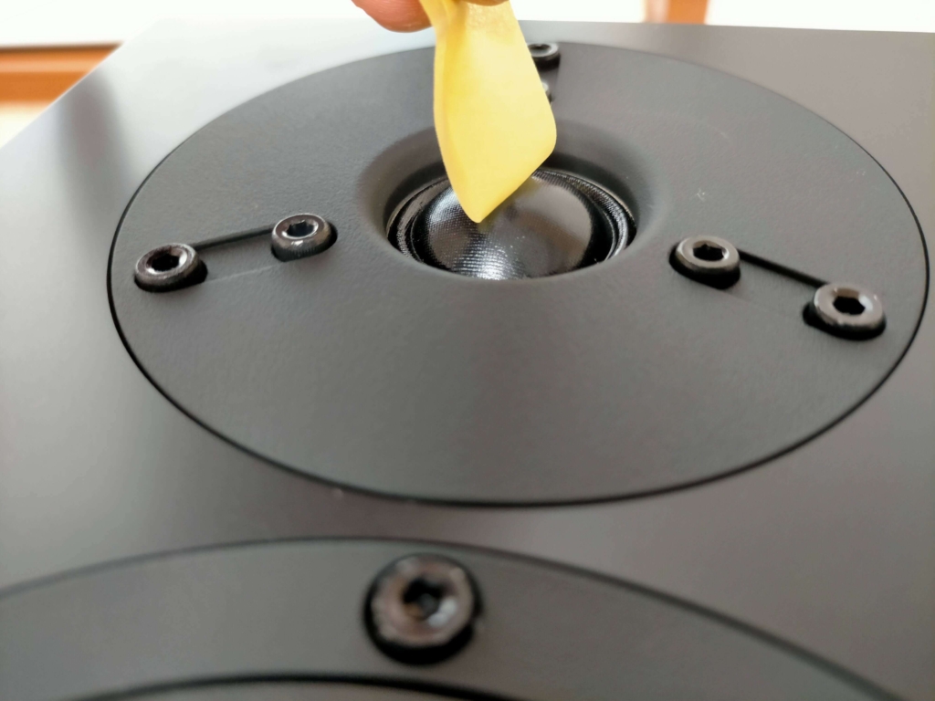 YAMAHA NS-BP200のソフトドーム型トゥイーターをマスキングテープ1枚で2〜3回吸引して完全に復元した修理後の状態。折り目・痕跡なしで美しい半球状ドームに戻り音の指向性・歪み問題が解消。特殊工具・費用ゼロの修理成功例