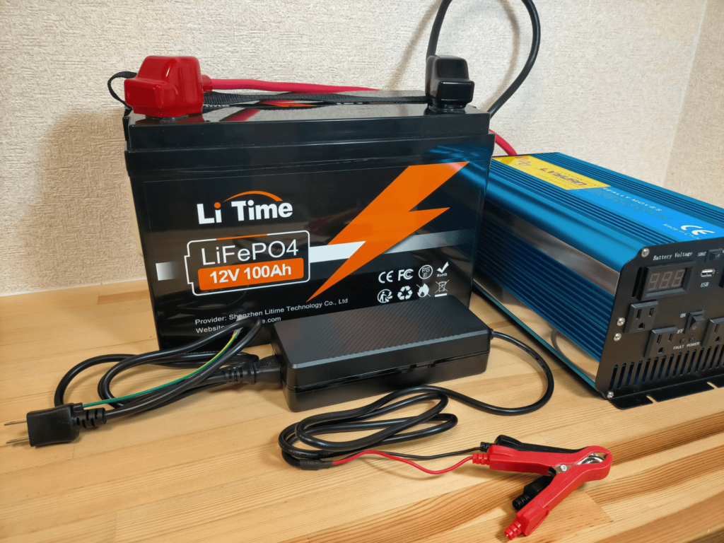 LiTime 12V 100Ah LiFePO4バッテリー・14.6V 10A専用充電器・正弦波インバーター（1000W／2000W）を組み合わせた自作ポータブル電源システムの構成図。1000W構成は約6万6千円・2000W構成は約7万5千円