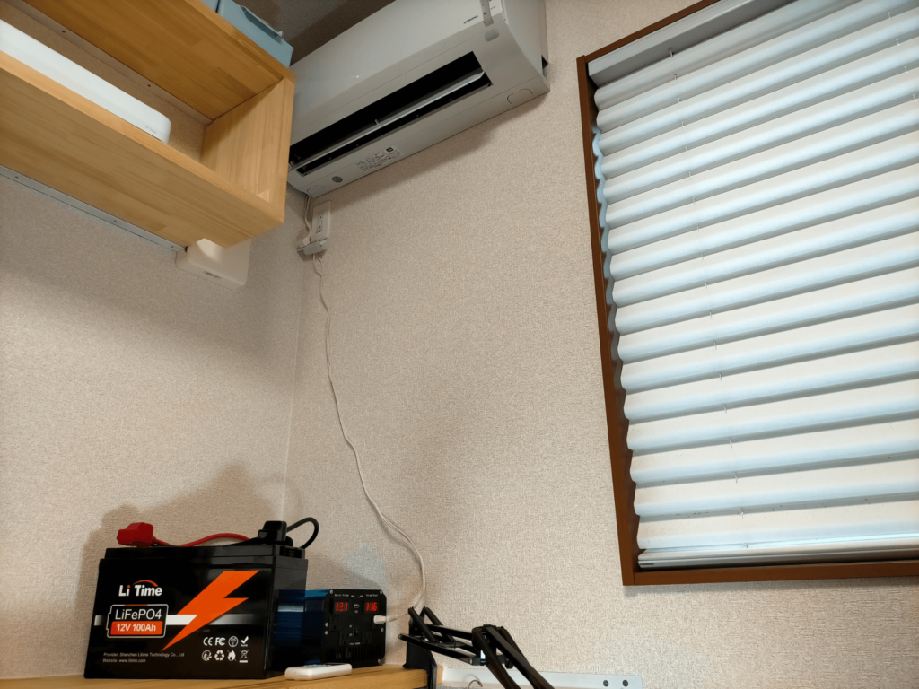 LiTime LiFePO4バッテリー12V100Ahで家庭用エアコン（2.5kW）を運転テストしている様子