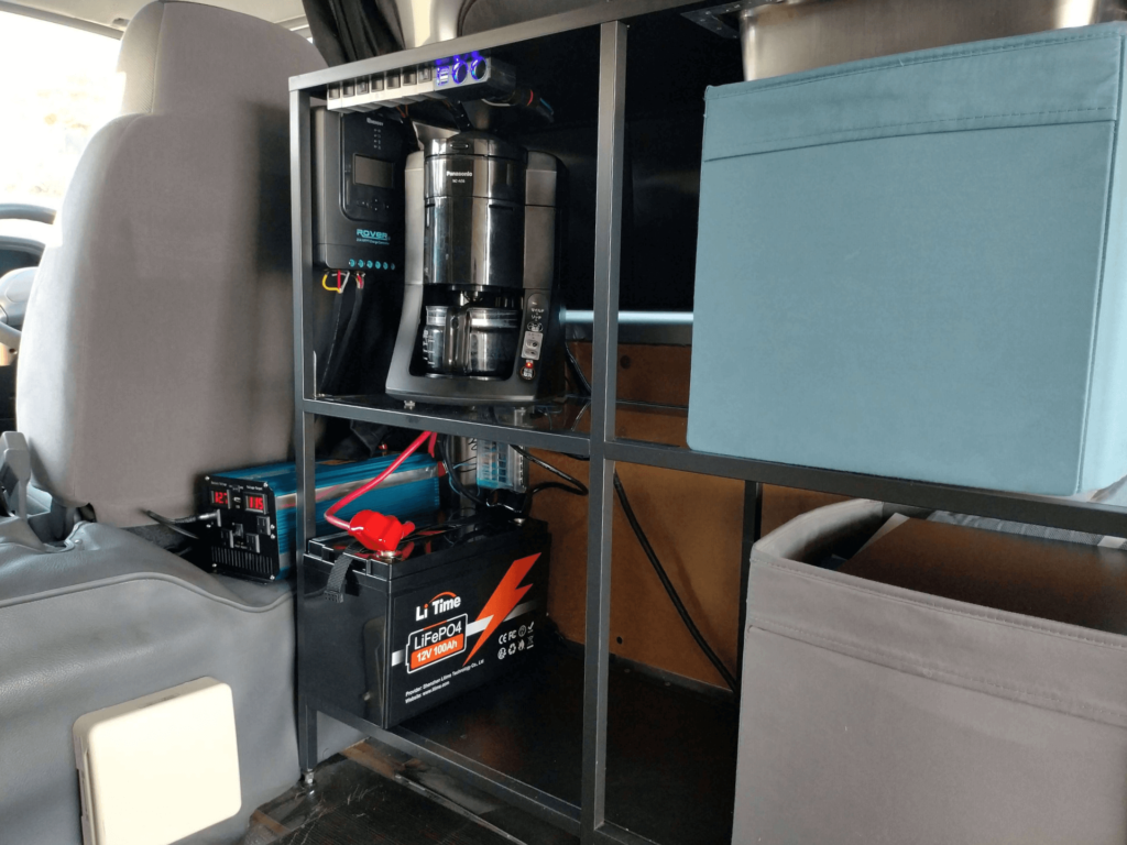 いすゞコモ（バン）の車内にLiTime LiFePO4 12V 100Ahバッテリーと正弦波インバーターを搭載した自作サブバッテリーシステムの設置状態。FFヒーター・LED照明・スマホ充電を5日間充電なしで運用