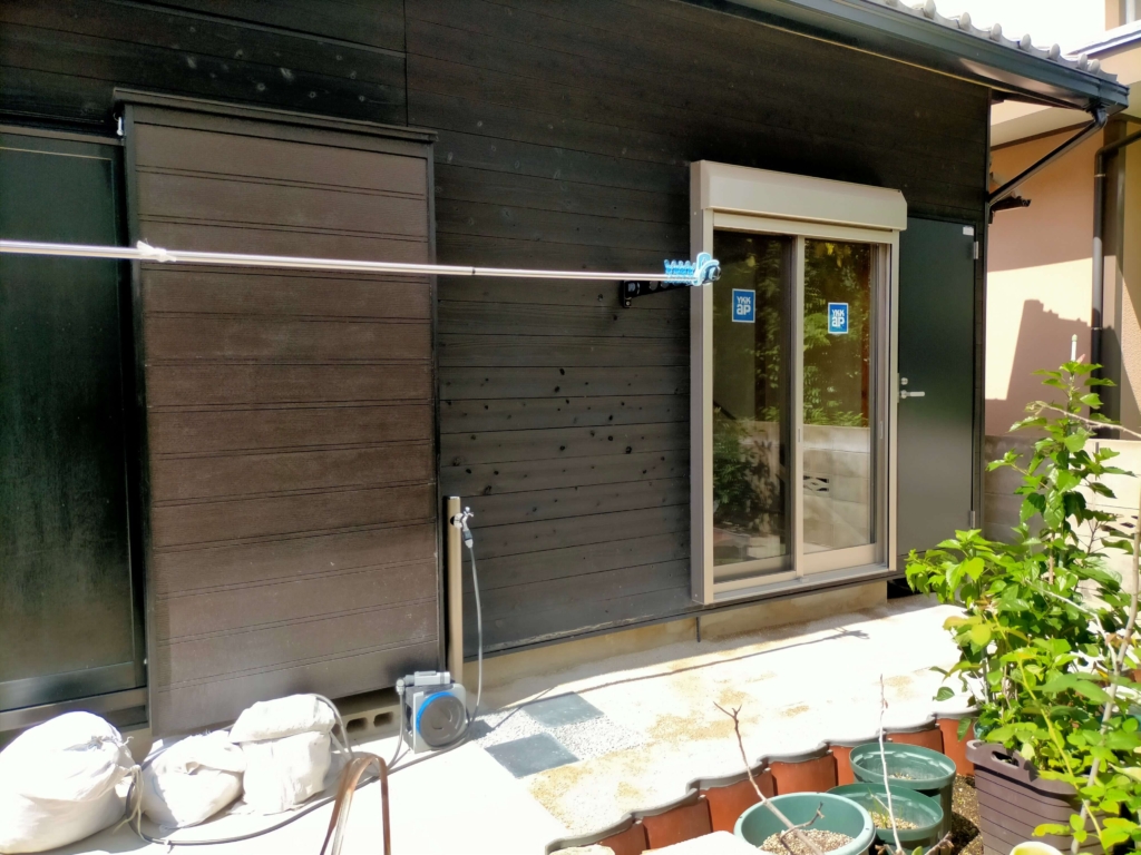 台所DIY減築完了後に立水栓・ポーラスコンクリート水受け・畑が完成した玄関まわりの全体景観