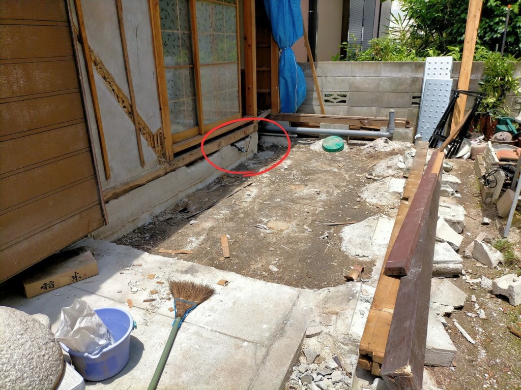 立水栓DIY設置のきっかけとなった台所のDIY減築作業が進行中の状態
