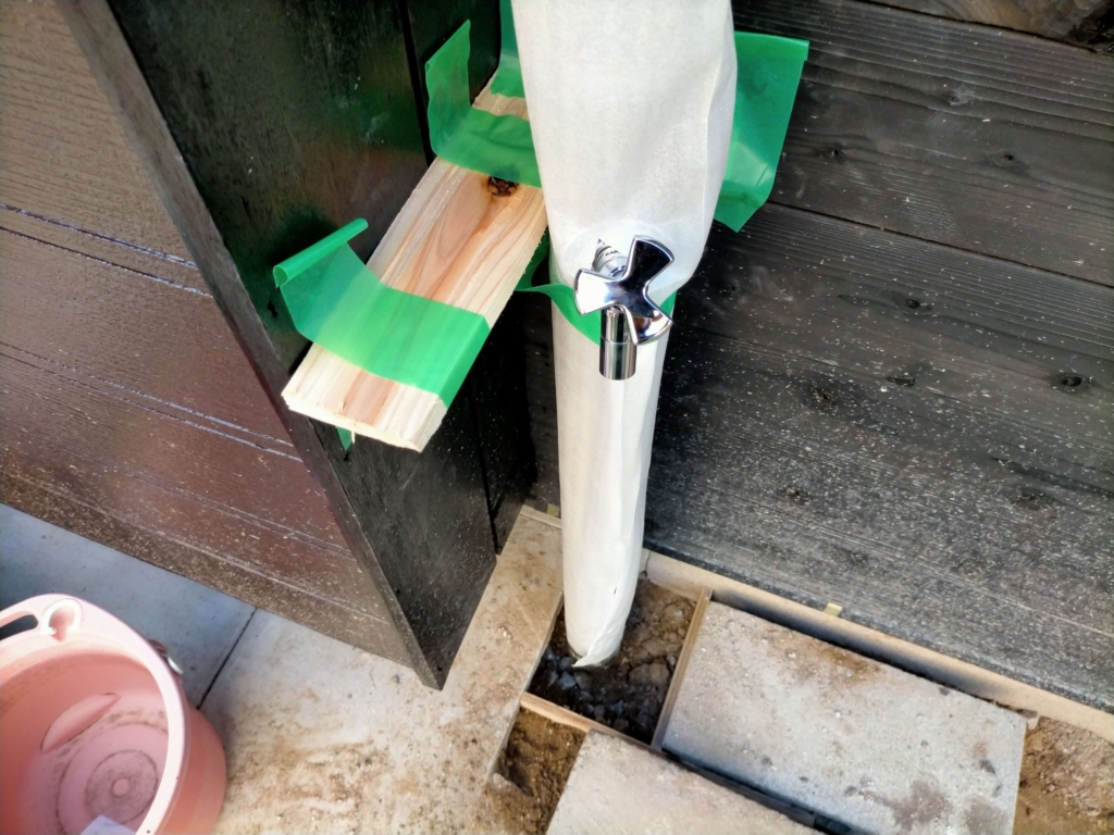 黒いHIVP管で水道配管した後に立水栓設置用のコンクリート型枠を組み上げた状態