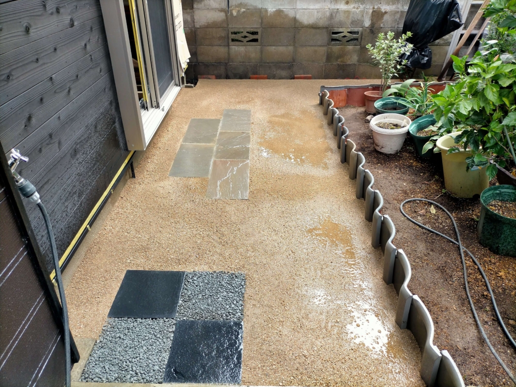 ポーラスコンクリート浸透水受けと固まる砂の施工が完了した立水栓まわりの全体（土間と同一レベルでつまづき防止を実現した和モダン仕上げ）