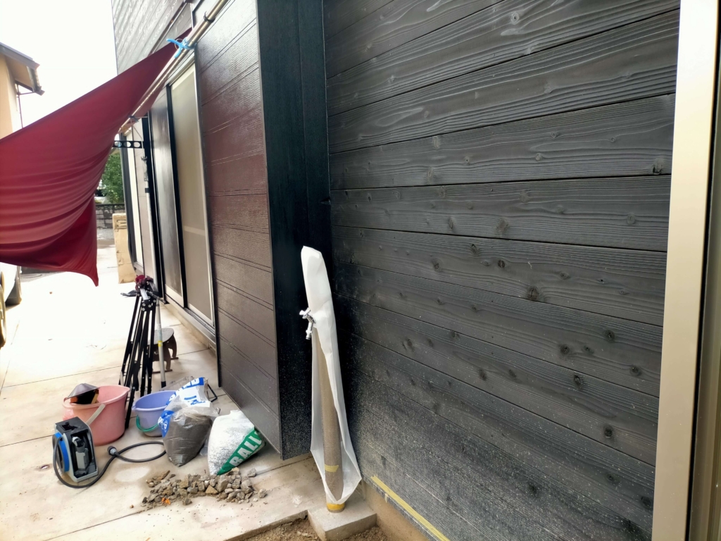 立水栓の柱をコンクリートで型枠内に固定・打設した完了状態