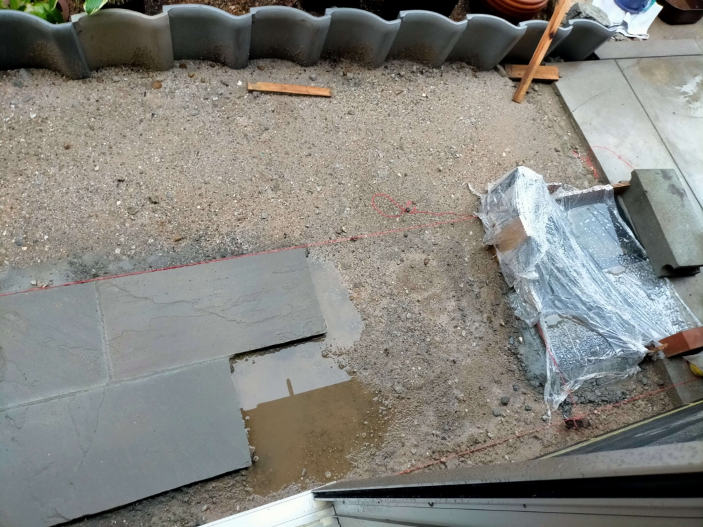 夏場の急激な乾燥によるポーラスコンクリートのひび割れ防止のため打設直後にラップフィルムで全面を覆って養生した状態