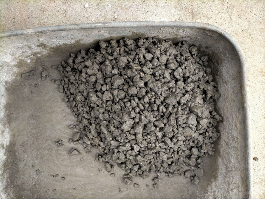 立水栓水受け用ポーラスコンクリート（5号砕石17kg・セメント3.1kg・水0.95kg・空隙率25%配合）を一空練り後に水を加えて練った状態