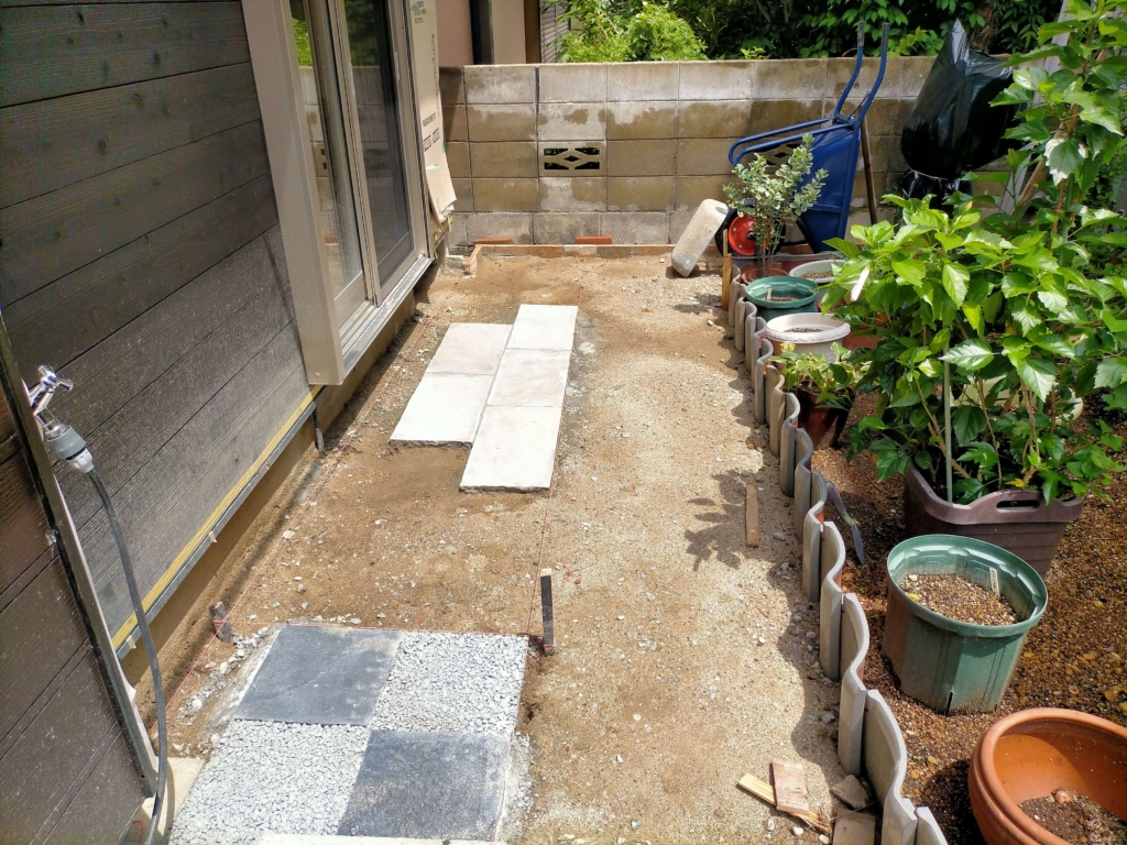 立水栓ポーラスコンクリート水受けの打設翌日の乾燥・硬化した状態（砕石の骨材が露出した透水性コンクリート特有の表面テクスチャー）