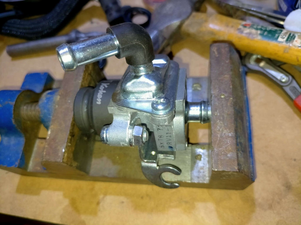 セロー250AISエアカットオフバルブのホースB（エアクリ側）カバーをピストンバルブダイアフラム・リテーナーを除いた状態でボディへ真っ直ぐ圧入して組み戻している様子