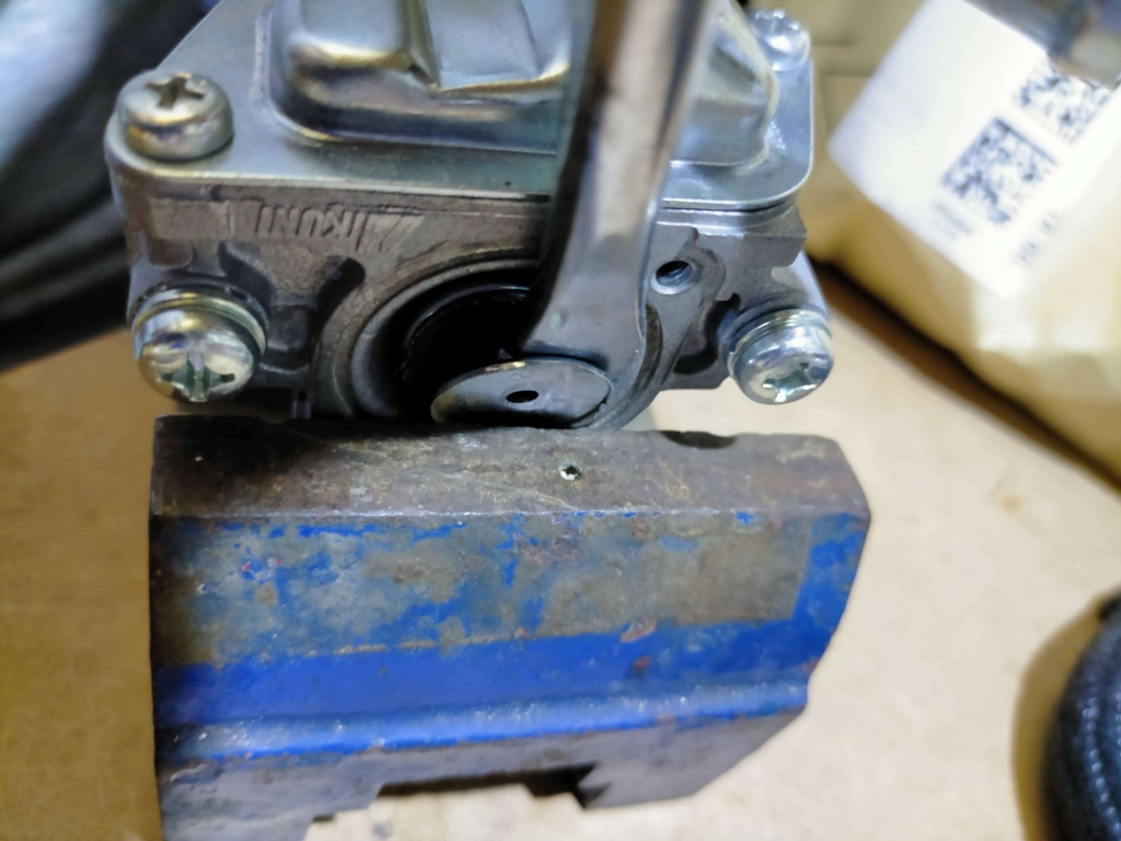 セロー250AISエアカットオフバルブのカシメを除去して部品を外す