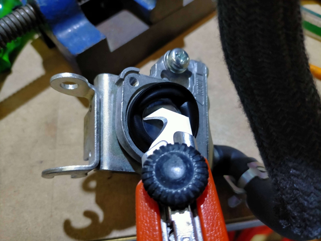 セロー250AISエアカットオフバルブの黒いゴム製ダイヤフラムを再組み立て時のパッキン（シール）として再利用するため縁部分を切り取る前の状態