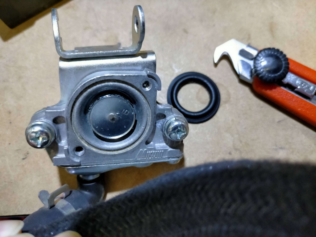 セロー250AISエアカットオフバルブのゴム製ダイヤフラムからパッキン（シール）として再利用する縁部分を切り取った後の状態