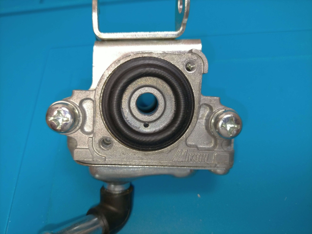 セロー250AISエアカットオフバルブの再組み立て時にインマニ側カバーの気密性確保のため切り取ったダイヤフラム縁のゴムシールを挟み込んで取り付けている状態