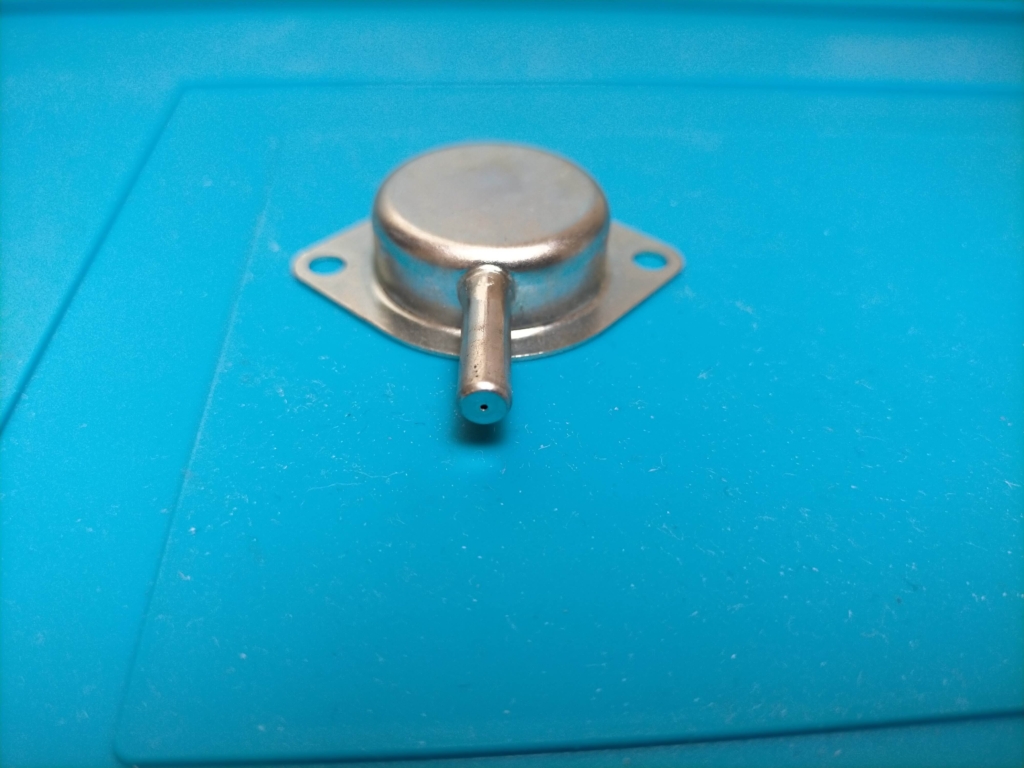 セロー250AISエアカットオフバルブのインマニ側カバーを取り外し、負圧動作をキャンセルするためにハンダで穴埋めが必要な小穴が開いているパイプ先端の状態