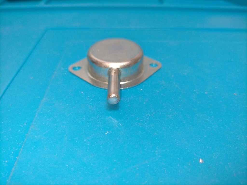 セロー250AISエアカットオフバルブのインマニ側カバーパイプ先端の小穴をハンダで完全に埋めて負圧動作をキャンセルした完了状態