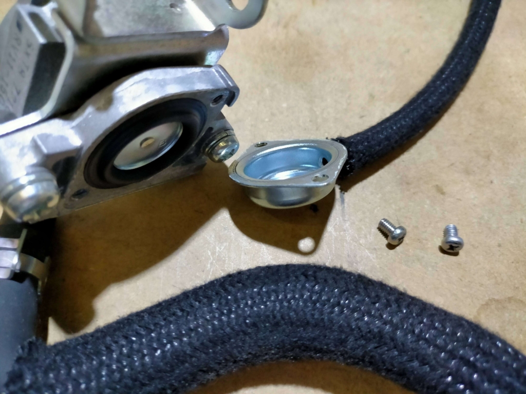 セロー250のAISエアカットオフバルブからインテークマニホールド接続ホース（ホースA）ごとカバーを外した状態（穴埋め前）