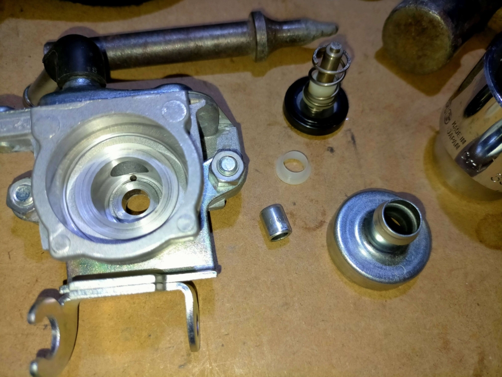 セロー250AISエアカットオフバルブのボディから樹脂・金属両リテーナーをすべて撤去して内部が空洞になった状態（リードバルブ部のみ残存）