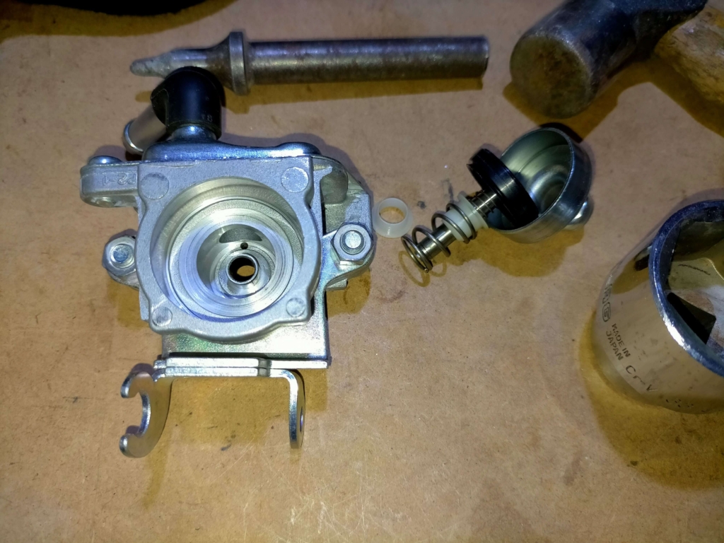 セロー250AISエアカットオフバルブのボディから樹脂製リテーナーを取り外した後の内部状態