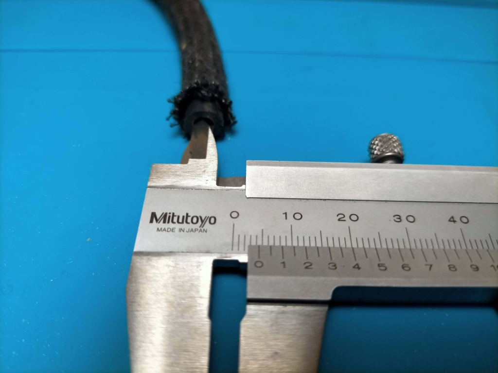 セロー250AIS改造後にインテークマニホールドのニップルを塞ぐゴムキャップ選定のため純正ホース内径4.5mm（外径8.2mm）をノギスで実測している状態