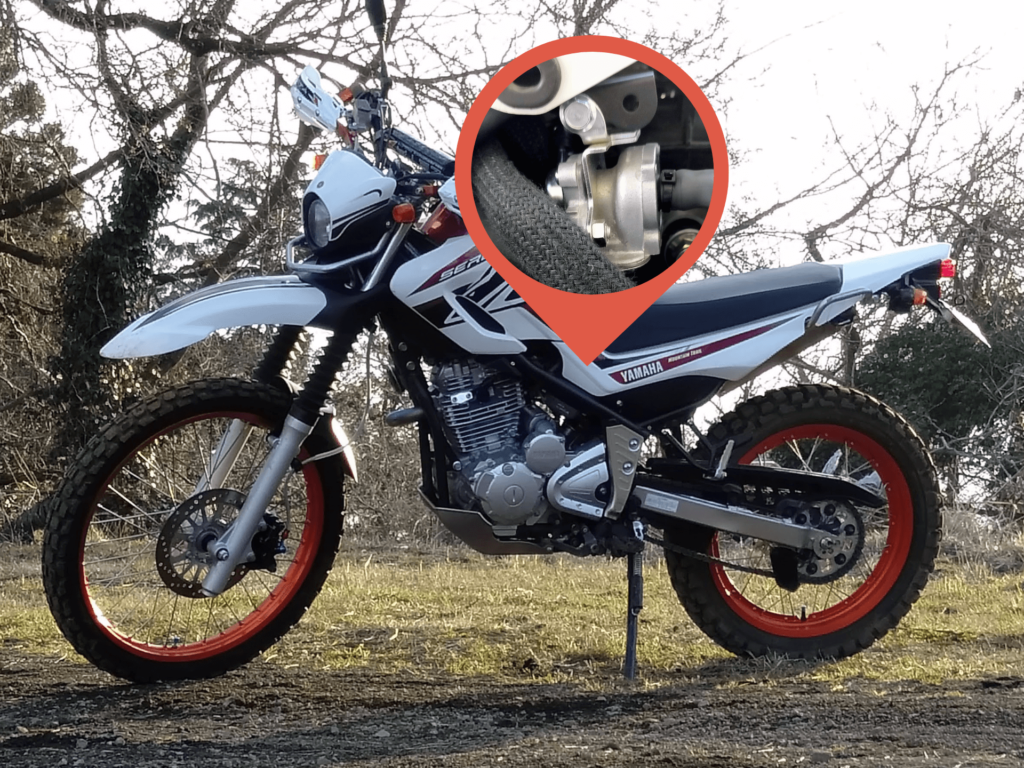 セロー250（DG17J）のシリンダーヘッド付近に取り付けられているAISエアカットオフバルブ（5XT-14803-10）の車体上での位置確認