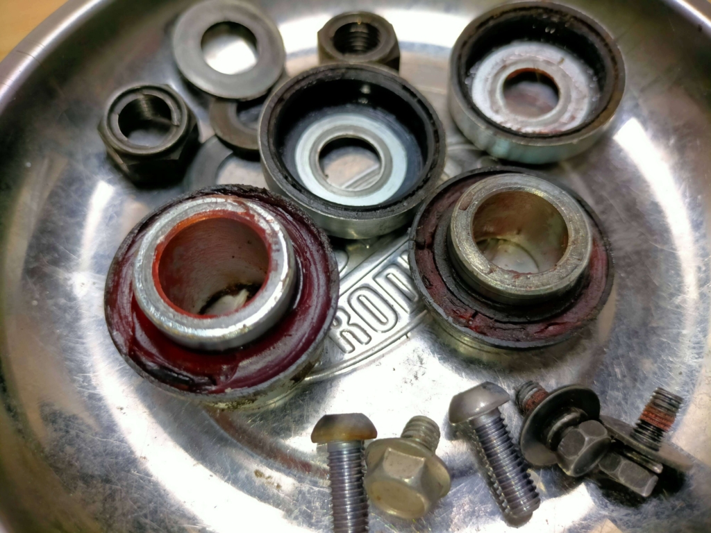 セロー250リヤホイールアクスルの右側カラー外側が油切れしている状態(泥・水の影響を受けやすい箇所のグリスアップ要メンテ)