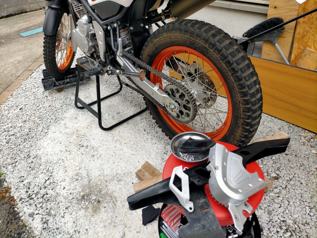 セロー250のグリスニップル取り付け・スイングアーム組み付け後にリヤホイール・チェーン・チェーンケース・チェーンガイドカバー類を取り付けていく
