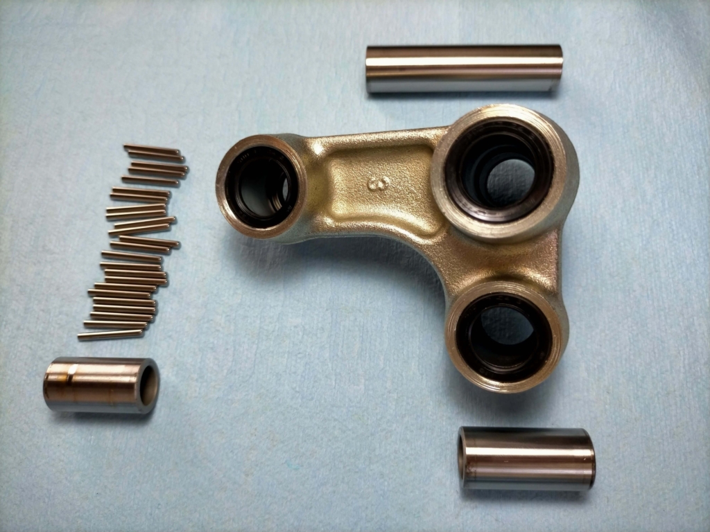 セロー250リレーアームの樹脂製保持器を取り除いて清掃後のリレーアーム内部・ベアリングコロ(金属円柱)・カラー(スペーサー)の状態