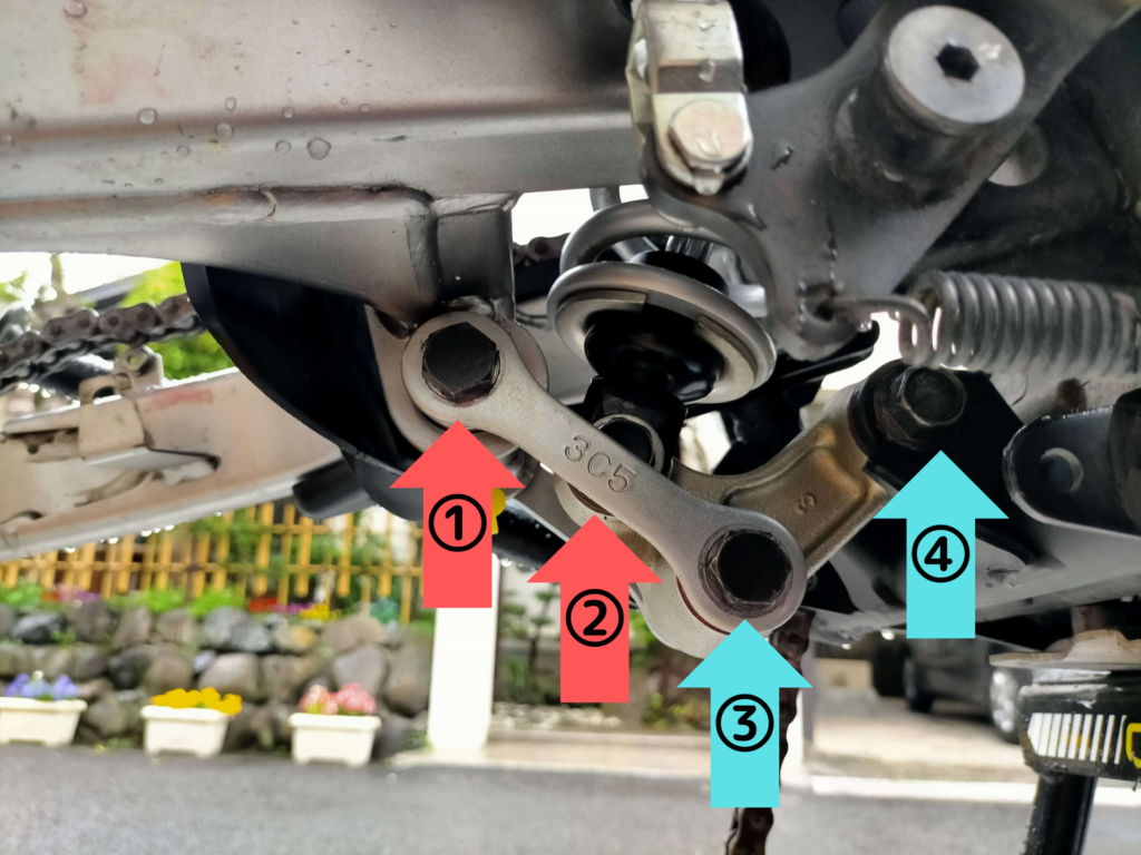 セロー250リレーアーム(リンクユニット)のボルト取り外し推奨順序①②③④を示した図解(スムーズな分解手順の説明)