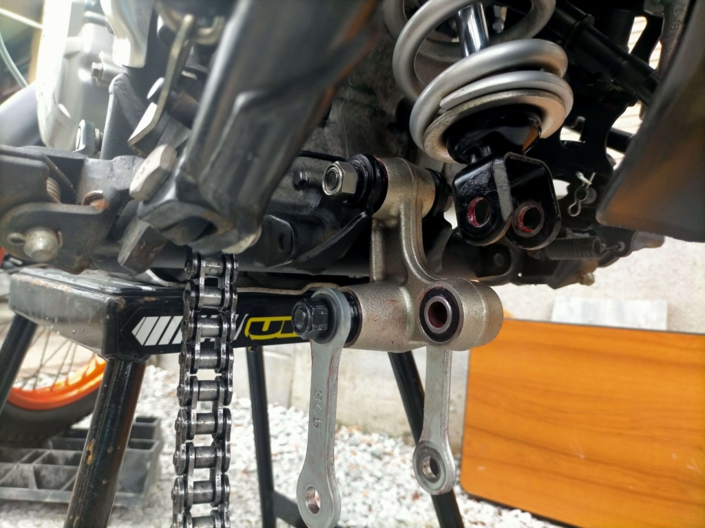 セロー250の車体・ショックアブソーバー接続部にグリスアップしてリレーアームを取り付けしていく