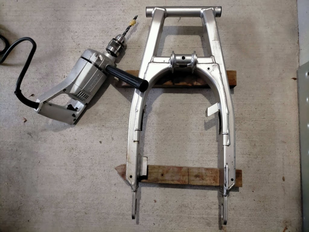 セロー250スイングアームピボット部のグリスニップル取り付け箇所に3mmドリルで下穴を開けた後8mmドリルで拡張した穴あけ加工後の状態