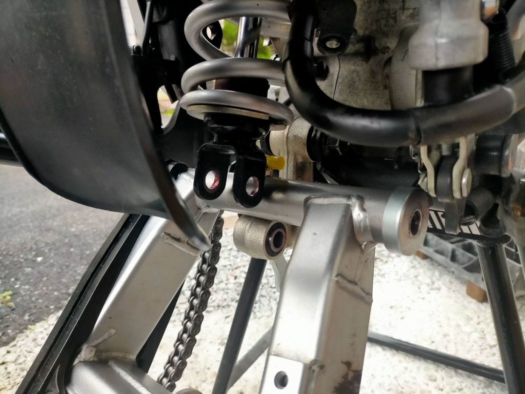 グリスニップル加工済みのセロー250スイングアームをグリスアップ後に車体フレームのピボット部へ挿入・組み付けしている状態