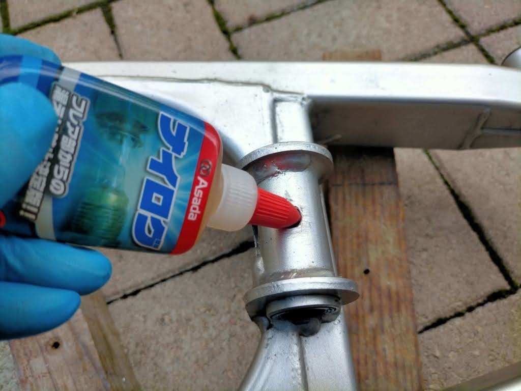 セロー250スイングアームのグリスニップル本締め前にエアコン用シーリング剤ナイログをテーパーネジ部に塗布している状態(本来はシールテープ推奨)