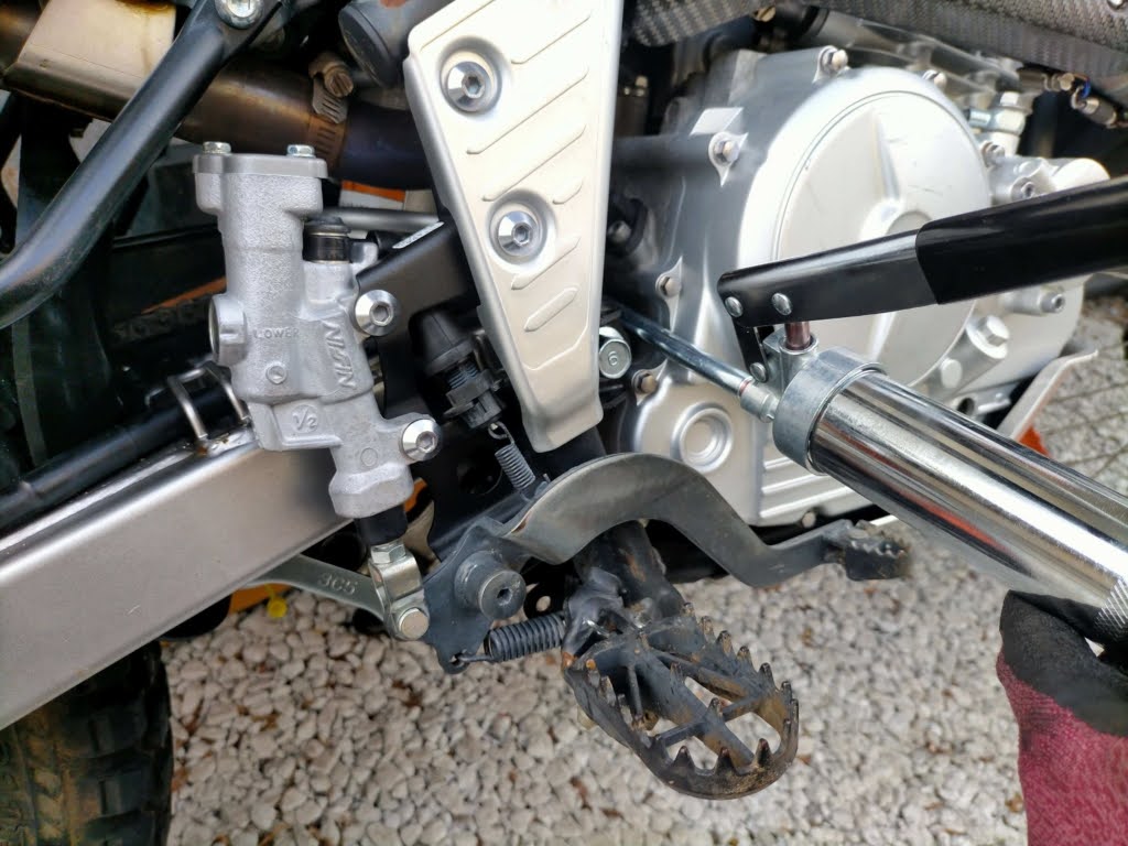 セロー250スイングアームに取り付けたPT1/8グリスニップルにSK11ハンドグリスガン(HG-120)を接続してFUCHS SILCOLENE PRO RG2グリスを注入しているグリスアップ作業