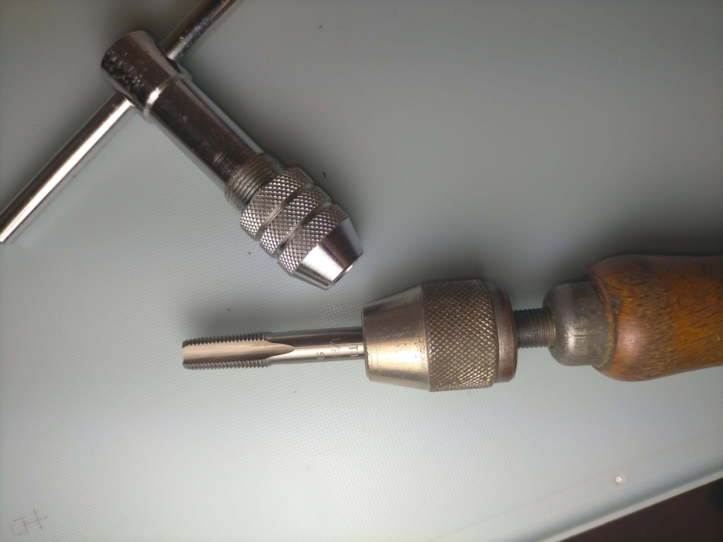 セロー250スイングアームのグリスニップル取り付け穴にネジ山を切るためのTONEX PT1/8ピッチ28タップとタップハンドルの状態