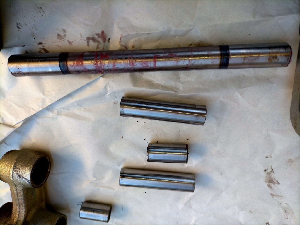 セロー250スイングアームピボットから取り外したニードルベアリングHK1816LLとリレーアームのカラー(スペーサー)の状態確認