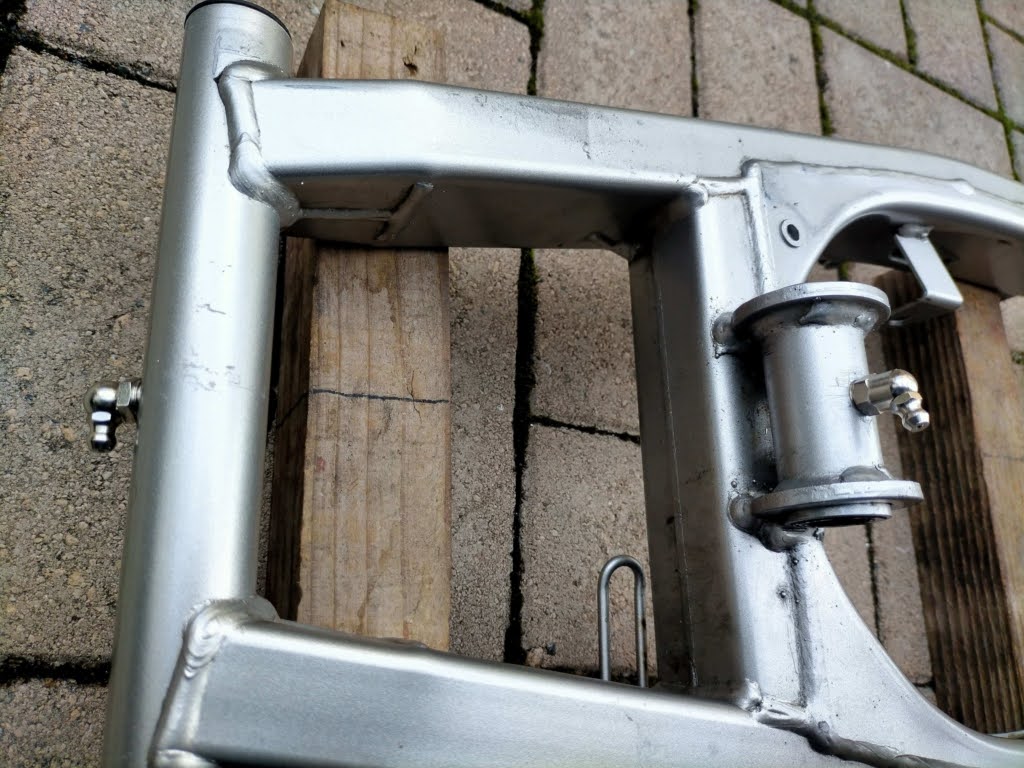 セロー250スイングアームピボット部にエーゼットGB707(90度・PT1/8)グリスニップルを仮組みしてグリスガンの差し込み角度と内部カラーへの干渉がないか確認している状態