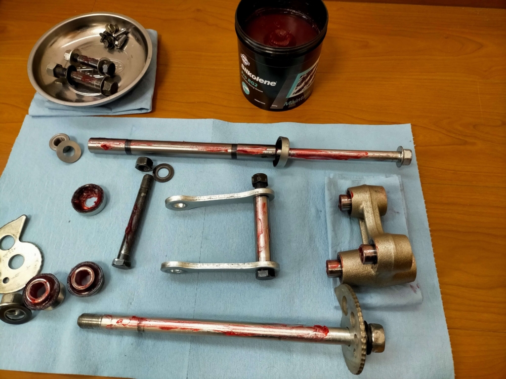 セロー250スイングアームピボットシャフト・カラー(スペーサー)類にFUCHS SILCOLENE PRO RG2耐水グリスを塗布しているグリスアップ作業