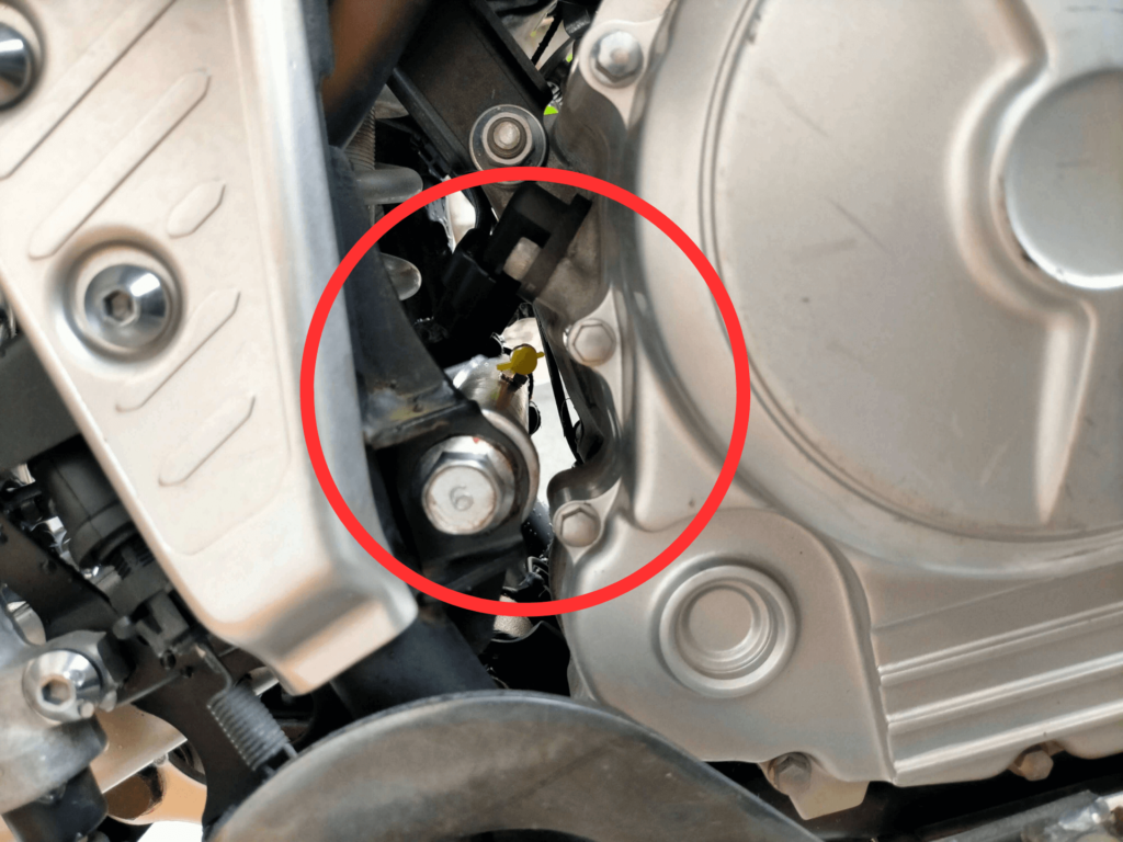 セロー250スイングアームピボットシャフト部にエーゼットGB707(90度・PT1/8テーパーネジ)グリスニップルを取り付けてグリスガン接続が可能な状態になった完成写真